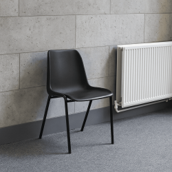 Chaise à coque en plastique noir